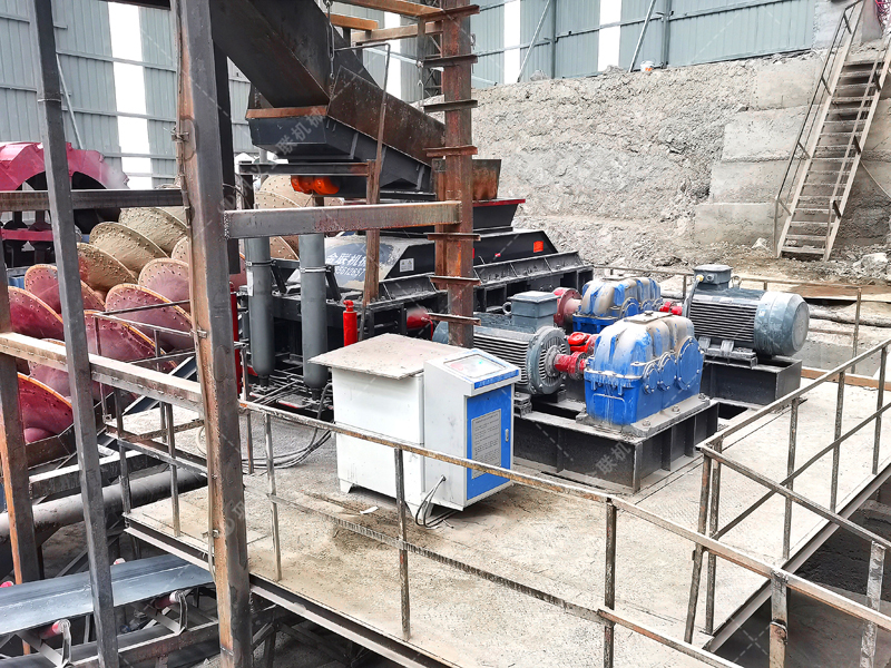 制砂用什么設(shè)備效果好?這款全自動數(shù)控對輥制砂機(jī)很不錯 制砂用什么設(shè)備效果好?這款全自動數(shù)控對輥制砂機(jī)很不錯